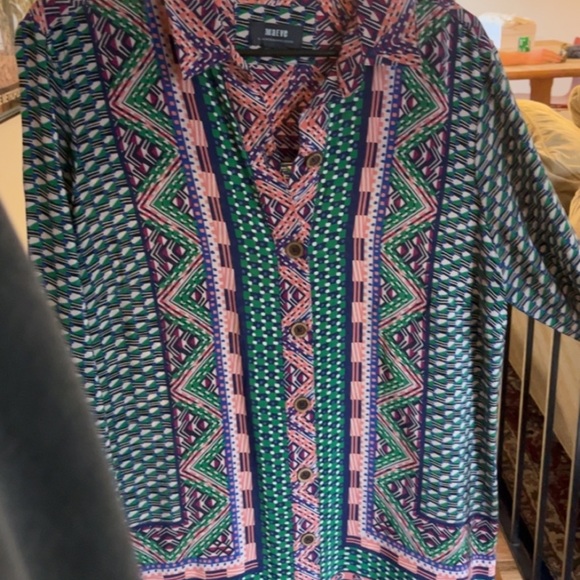 Dress. Geometric design. Shirt-style collar. Long sleeve with buttoned cuffs. - Picture 1 of 8